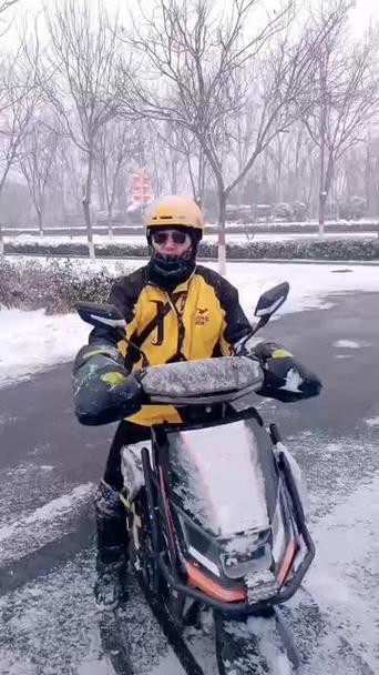 外卖员雪天路边睡着;外卖员雪天摔倒