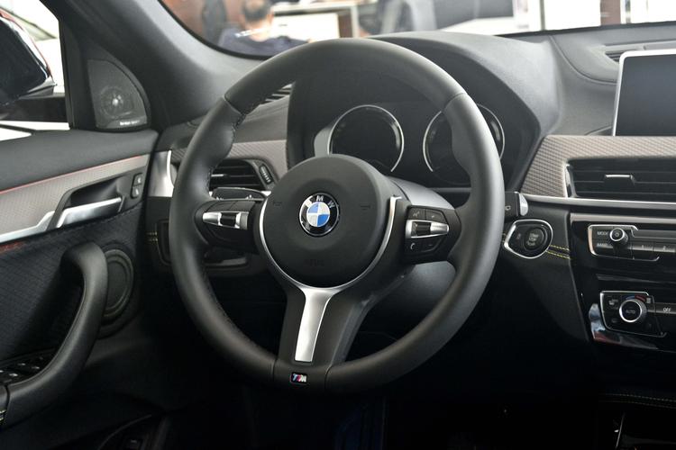 澳门彩龙门客栈解码图:租开宝马撞百万豪车